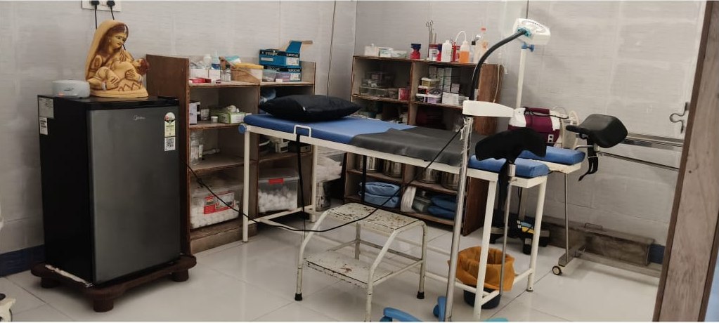 Normal delivery room with examination table and gynecology chair